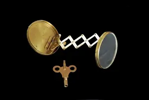 Extendable: Expandable travel mirror with winding key