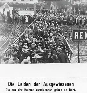Sending: Expelled people from the Ruhr area go on board of a ship