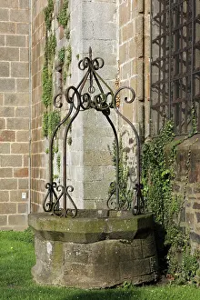 Samsons: External well, Cathedral Saint-Samson, Dol-de-Bretagne