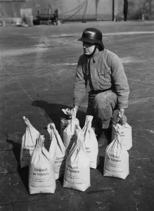 Extinguish: Extinguishing sand for air raid protection, 1941