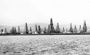Digger: Extraction of oil using digger derricks in Baku