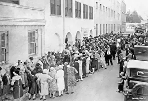 Queuing: Extras are waiting in front of the Metro-Goldwyn-Meyer