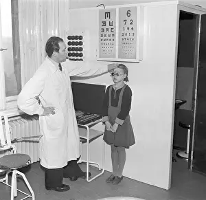Girlss: Eye exam