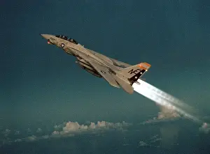 Tomcat: F-14 Tomcat Fighter climbs with its afterburners ?