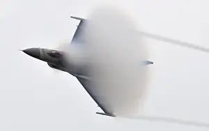 Vapor: F-16 Fighting Falcon creates a vapor cone ?