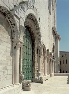 Trani: Facade with bronze portal with