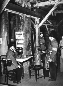 Prevention: Factory air raid protection in Berlin, 1942