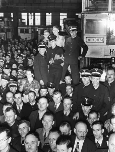 Berliner: Factory roll call at the central bus depot of BVG, 1939