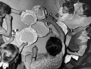 Volkes: Families eating stew