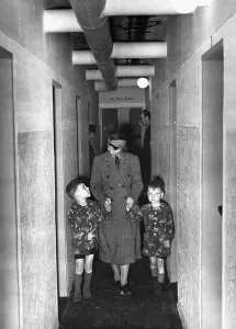 Vent: Family in an air raid shelter, 1941