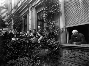 Smokes: Family on the balcony, 1914