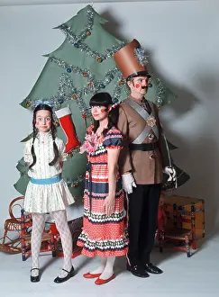Duc001: Family Costume Posing As Christmas