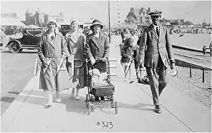 Snapped: FAMILY ON ESPLANADE