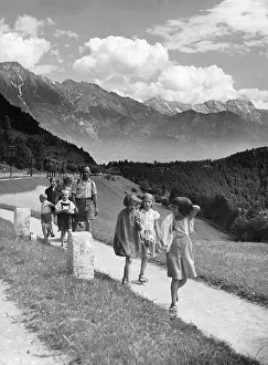 Outing: Family outing, 1930's