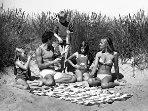 Tanned: Family of five with picnic on beach