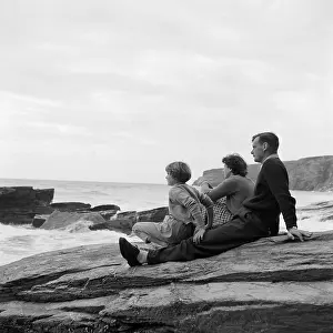 Bedruthan: Family sitting on a rock