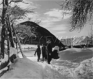 C1940: FAMILY SLEDGING C1940