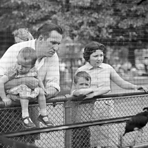 Clissold: Family Visiting An Aviary