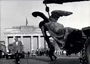 Quadriga: Famous quadriga returns to Brandenburg Gate, Berlin
