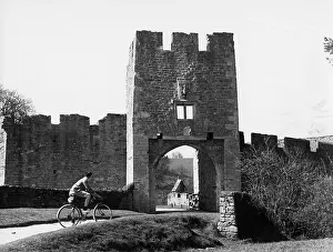 1370s: FARLEIGH CASTLE GATE