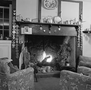 Mantel: Farmhouse fireplace