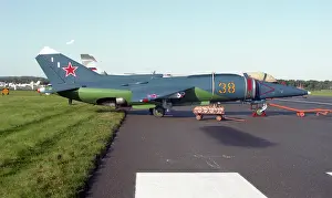 Rossii: Farnborough 92 - Yak-38M - Yellow 38