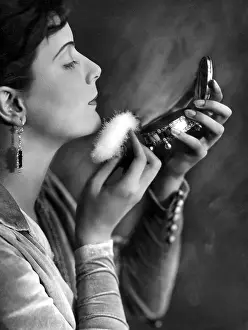 Powdering: Fashion from 1929