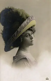 Swagger: Fashionable Style - Massive hat with feather adornment