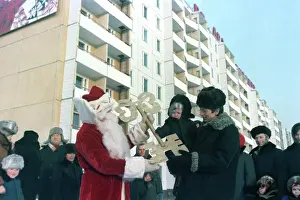 Tynda: Father Frosts greets people in front of their