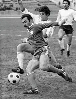 Gazzayev: FC Dynamo Moscow forward Valery Gazzayev attacks, 1985