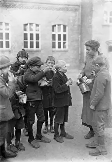 Quaker: Feeding of school children in Berlin, 1920