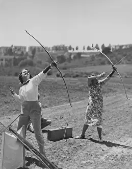Everett Collection (old Visuals): Female archers