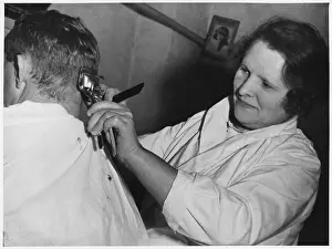 Shaves: FEMALE BARBER/1930S