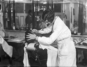 Haidresser: FEMALE BARBER SHAVING