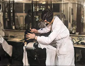 Haidresser: FEMALE BARBER SHAVING