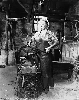 Pounding: Female blacksmith