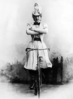 Balances: Female cyclist at the beginning of the 20th century