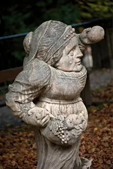 Mirabell: Female dwarf with fruit apron in the dwarf garden