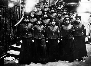 Elevator: Female elevator attendants during the First World War