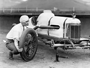 Garages: FEMALE MECHANIC