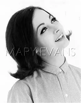 Mascara: FEMALE MODEL