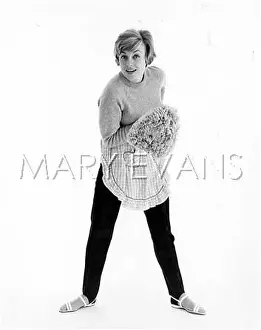 Lunge: FEMALE MODEL HOLDING MOP