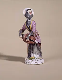 Meissen: Female monkey playing the hurdy-gurdy