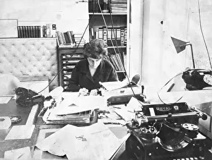 Disorganised: FEMALE OFFICE WORKER