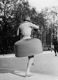 Friedrichshain: A female skater as Eisglocke on the