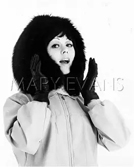 Loudly: FEMALE SKIWEAR MODEL