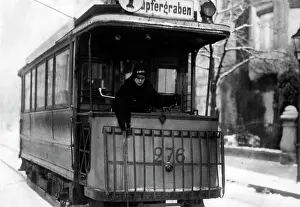 Kriegshilfsdienst: Female ticket inspector in Berlin, 1933