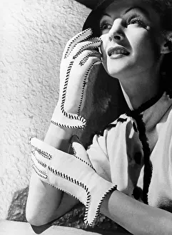 Mascara: Female Type - Gloves 1930s