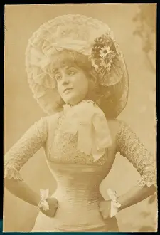 Artiste: Female Type - Music Hall?