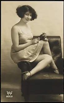Undies: FEMALE TYPE IN UNDIES